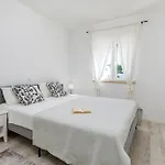 In Barbariga-apartment 1 *