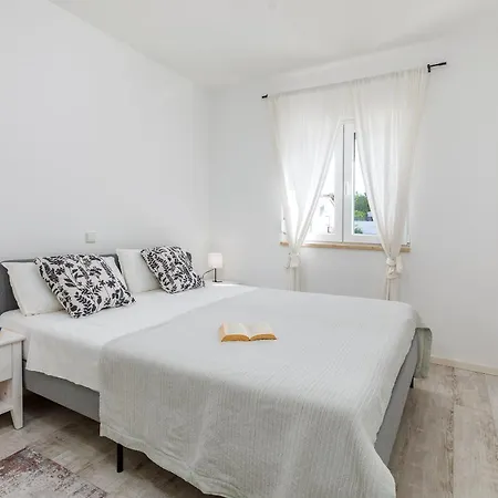In Barbariga-apartment 1 *